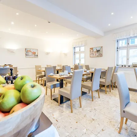 Отель Domschatz